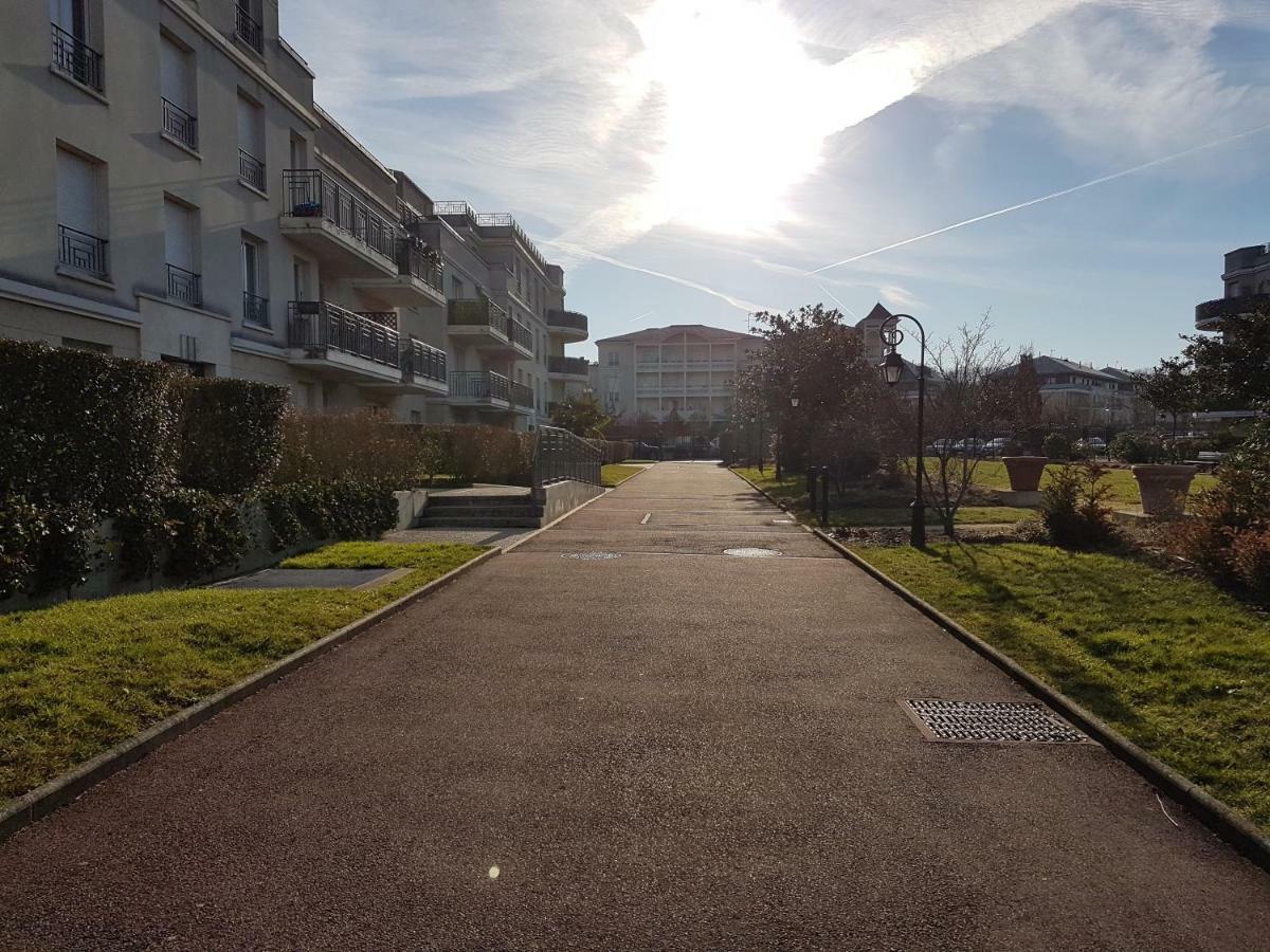 Appartement Avec Rez De Jardin A Disneyland Монтеврен Екстериор снимка